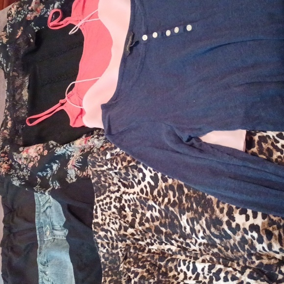 Size Medium Women's Preloved Clothing (26) - Picture 3 of 12